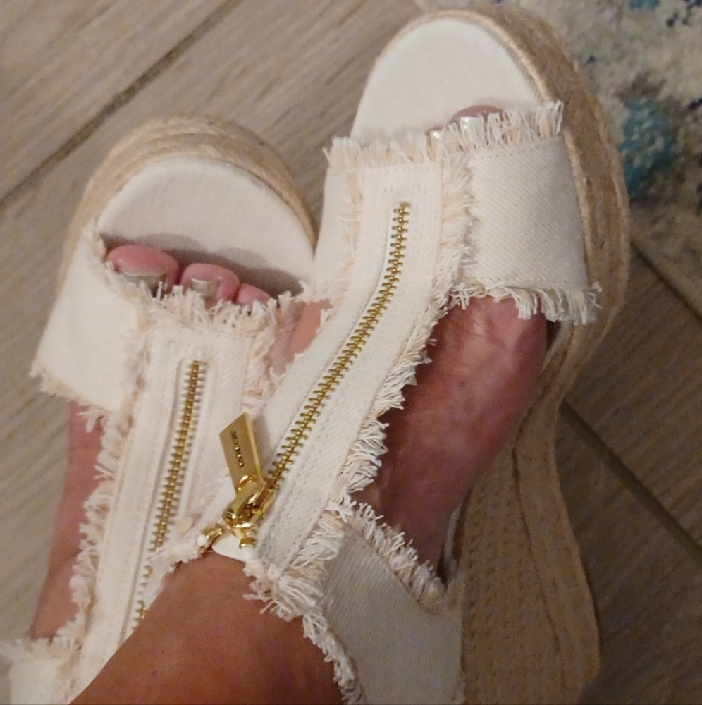 NEW Michael Kors Women's Berkley Wedge Sandals Cream Color Fringed Denim SZ 10 - Picture 9 of 16